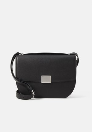 Zwarte schoudertas van textuurmateriaal, met een gebogen vorm, zilverkleurige hardwareaccenten, en een platte sluiting met een rechthoekig plaatje.