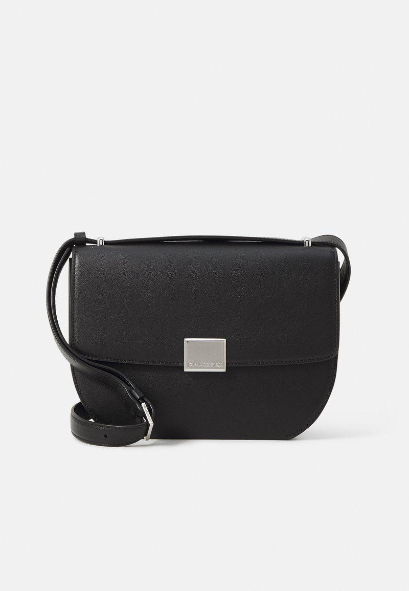 Borsa a tracolla nera realizzata in materiale testurizzato, con una forma curva, dettagli in metallo argentato e una chiusura piatta con una placca rettangolare.