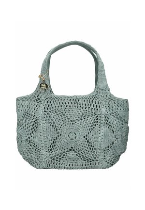 Jasnoniebieska torba na zakupy z szydełkowym splotem, ozdobiona wzorami kwiatowymi i geometrycznymi, z dwoma uchwytami i małym dekoracyjnym zawieszonym przy jednym uchwycie.