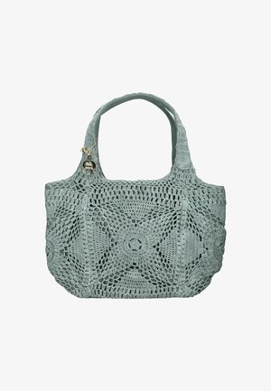 Lichtblauwe gehaakte tote tas met bloemige en geometrische patronen, twee handvatten en een kleine decoratieve bedel bevestigd aan één handvat.