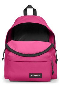 Mochila Eastpak de color rosa brillante con una gran abertura, interior negro, correas ajustables y bolsillo frontal con cremallera que presenta un detalle del logo.