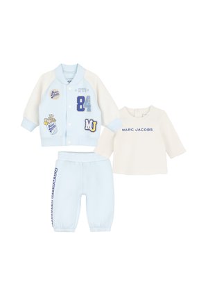 Lichtblauw en witte babyoutfit set inclusief een jas met patches, een longsleeve shirt met "Marc Jacobs" tekst en bijpassende broek.