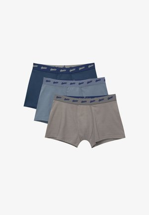 Drie paar boxershorts: donkerblauw, lichtblauw en grijs. Zacht stof met elastische taillebanden met het merklogo in donkerblauw.