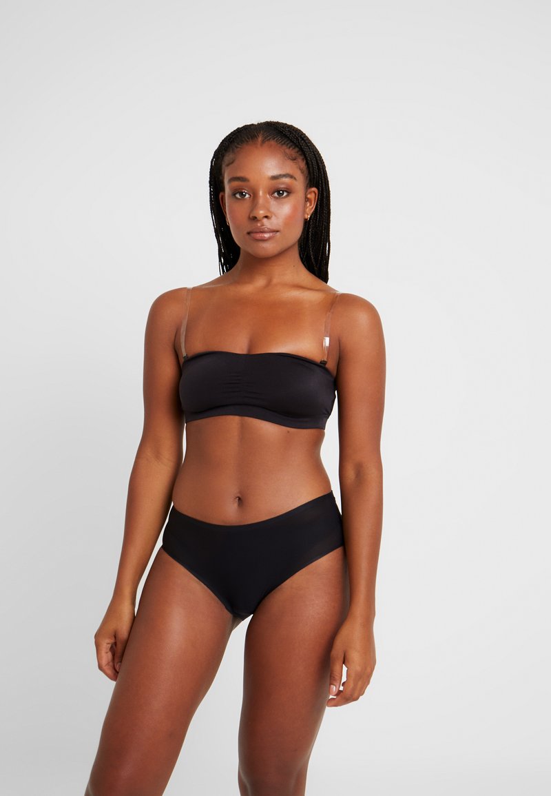 Zwarte bikini set met een straploze top met ruches en een broekje met een brede tailleband, gemaakt van gladde, rekbare stof.