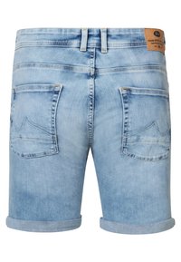 Shorts de mezclilla de un azul claro con dobladillo enrollado, que cuentan con un parche de cuero en la parte posterior y dos bolsillos traseros con costuras decorativas.