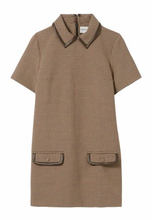 El vestido de pata de gallo marrón de manga corta presenta un cuello con solapa, un cierre de cremallera en la parte delantera y dos bolsillos frontales con ribete marrón.