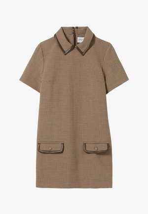 Robe marron à carreaux houndstooth à manches courtes avec un col, une fermeture éclair à l'avant et deux poches avant avec des bordures marron.