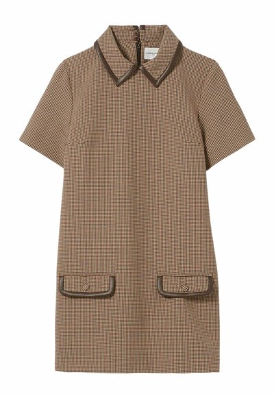 Abito a maniche corte in tessuto houndstooth marrone con colletto, cerniera frontale e due tasche anteriori bordate di marrone.