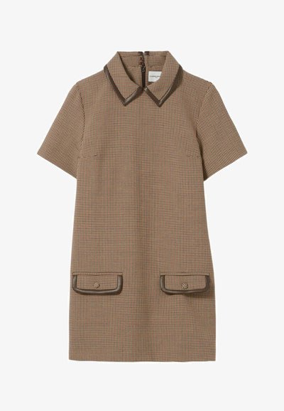 Abito a maniche corte in tessuto houndstooth marrone con colletto, cerniera frontale e due tasche anteriori bordate di marrone.