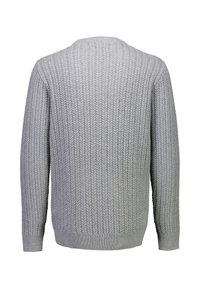 Jasnoszary sweter o prążkowanej fakturze, okrągłym dekolcie i długich rękawach. Posiada dzianinowy wzór oraz dopasowany krój przy mankietach i dolnym brzegu.