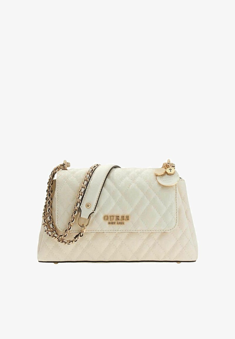 Sac à main en cuir crème matelassé avec bandoulière chaîne dorée, arborant un logo doré et un charm pendentif. Forme rectangulaire avec une texture lisse et un design élégant.