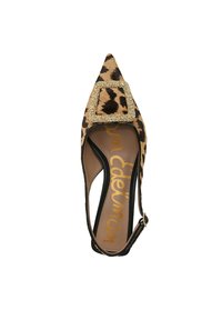 Escarpin slingback en imprimé léopard avec un bout pointu, doté d'une boucle carrée scintillante et d'un doublure intérieure lisse beige.