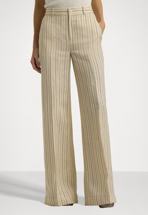 Pantalons larges beiges avec des rayures verticales bleu marine, taille ajustée, poches latérales et fermeture à bouton. Tissu lisse avec un léger éclat.
