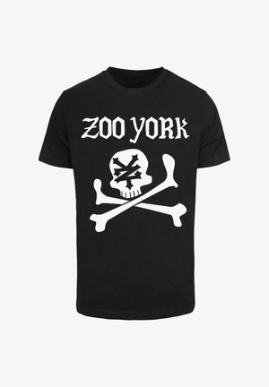 Fekete pamut póló fehér "ZOO YORK" felirattal egy koponya és keresztcsont grafika felett, jellegzetes mintázattal. Rövid ujjú, kerek nyakkivágású.