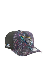 Casquette noire avec un motif éclaboussé multicolore. Présente un logo d'oiseau brodé bien en vue, ainsi qu'une étiquette sur le côté pour "Crucial Catch : Intercept Cancer."