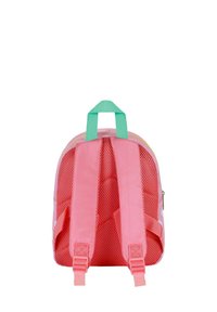 Mochila infantil rosa con paneles laterales de malla, asa superior verde y tirantes ajustables. Presenta una forma redondeada y cierre de cremallera.