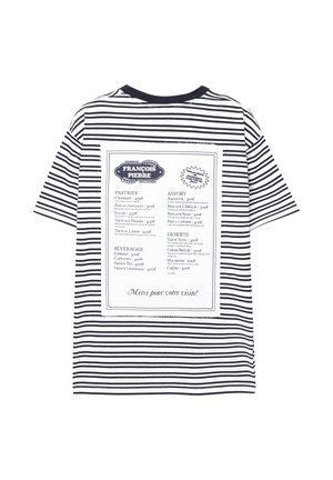 Stribet kortærmet t-shirt i navy og hvid. Har et trykt menugrafik centreret på bagsiden med et vintage bageri design.