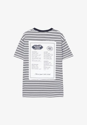 Pruhované tričko s krátkým rukávem v námořnické a bílé barvě. Na zadní straně je umístěna tištěná grafika menu se vintage designem pekárny.