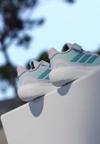 Αθλητικά παπούτσια σε ανοιχτό μπλε και λιλά χρώμα με επάνω μέρος από δίχτυ, σχέδιο με τρεις ρίγες, δεσίματα με αυτοκόλλητο και χοντρή λευκή σόλα με σήμανση «CLOUDFOAM».