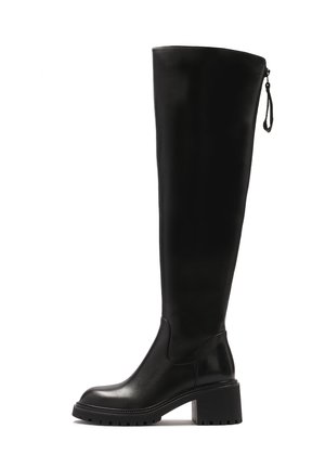 Botte noire en cuir, montant jusqu'au genou, avec un talon épais, une finition lisse, un bout rond, une fermeture éclair sur le côté et une tirette à l'arrière pour un enfilage facile.