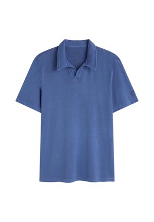 Polo bleu à manches courtes avec un col doux et un texte de logo subtil sur la manche gauche, présenté sur un fond blanc.