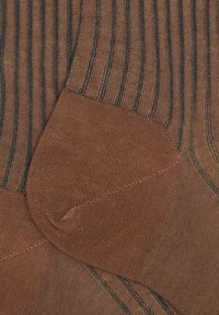 Calzini marroni con strisce verticali blu, caratterizzati da una texture liscia e un'area della punta rinforzata, che mette in evidenza un design lavorato a maglia.