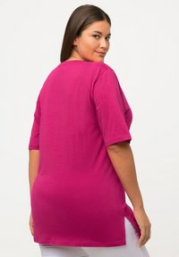 Ulla Popken PLUS SIZE BASIC SHORT SLEEVE TEE  - T-Shirt basic - fuchsia pink