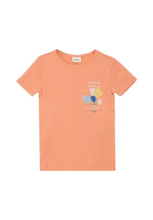 Pfirsichfarbenes T-Shirt mit kurzen Ärmeln und gewelltem Ausschnitt, mit bunter Blumenstickerei und dem Text "You belong among the wild flowers" auf der Brust.