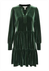 Robe longue manches longues en velours vert foncé avec taille froncée et jupe à volants, présentant un décolleté en V fendu et des poignets ajustés.
