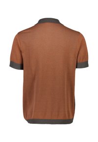 Kortärmad pikétröja i rostorange med en texturerad yta. Har en grå krage och muddar, samt en rak fåll och sidoklyftor.