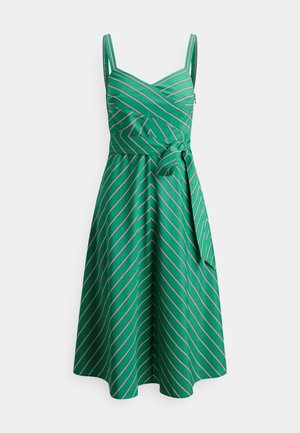 Groene mouwloze midi-jurk met witte diagonale strepen, vierkante halslijn, getailleerde taille en zijstrikceintuur.