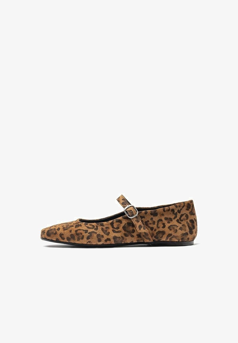 Chaussure Mary Jane plate à imprimé léopard marron avec une bride à boucle argentée et une semelle noire.