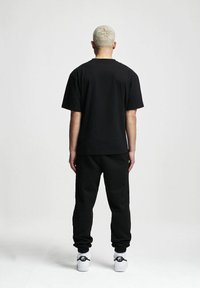 2Y Studios OVERSIZE  - Jednoduché tričko - black