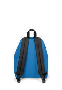 Mochila azul con correas de hombro acolchadas negras y un asa de transporte en la parte superior, mostrada desde atrás sobre un fondo blanco.