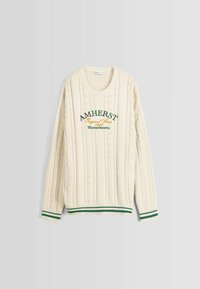 Krämfärgad stickad tröja med ett strukturerat mönster, grön och gul broderi med "AMHERST" samt grönrandiga ribbade ärmslut och nederkant.