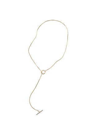 Delikatny złoty łańcuszek z okrągłą zawieszką i pionowym wisiorkiem w kształcie pręta, wiszącym z zawieszki, na białym tle.