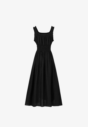 Robe noire avec un décolleté carré, jupe évasée et corsage froncé. Dispose de bretelles volantées et d'un tissu texturé. Longue longueur.