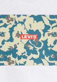 Levi's® RELAXED FIT GRAPHIC TEE - Camiseta básica - babytab camo floral white