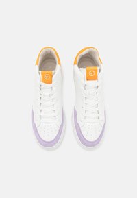 Baskets blanches avec des accents violets sur le bout et le talon. Détails orange sur la languette. Matériau texturé. Design à lacets. Taille 37.