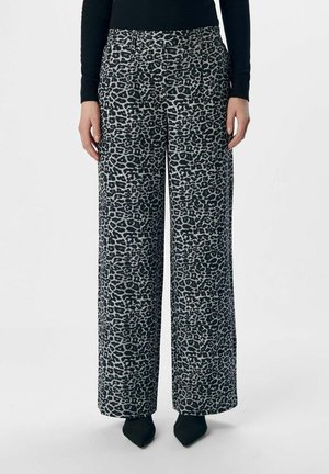 Wide-leg broek met een zwart-wit luipaardprint, gemaakt van een gladde stof met een platte tailleband en zijzakken.