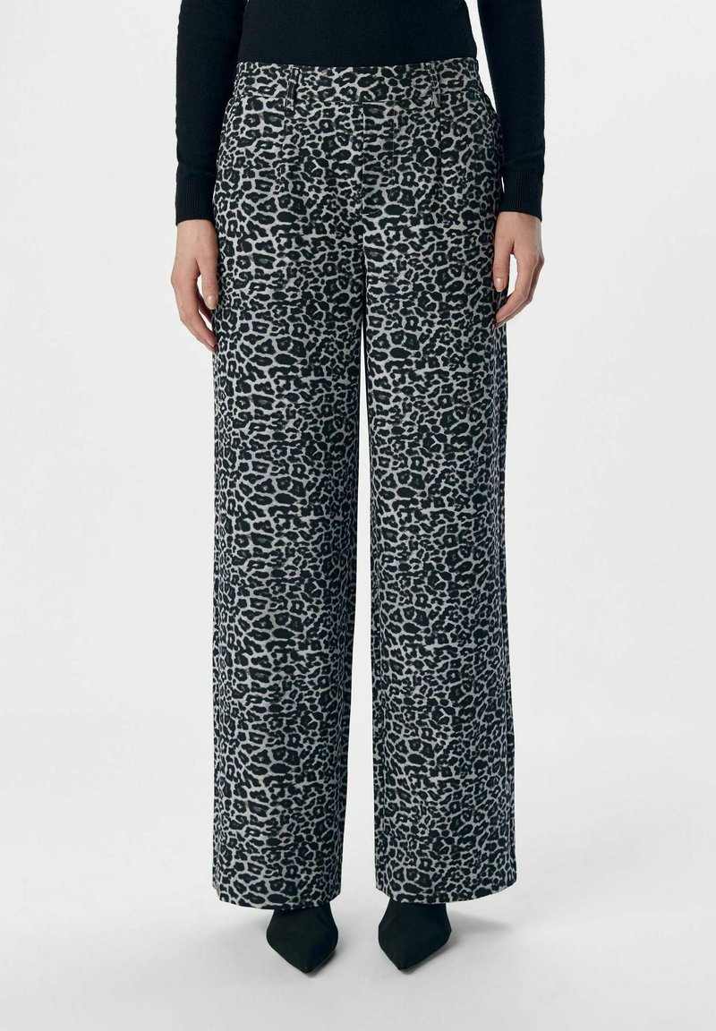 Pantalones de pierna ancha con un patrón de leopardo en blanco y negro, hechos de una tela suave, con una cinturilla plana y bolsillos laterales.