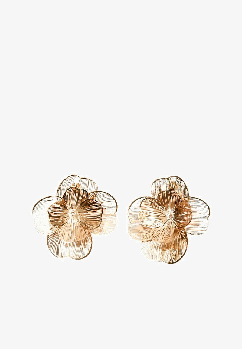 Guldfarvede blomsterformede øreringe med teksturerede kronblade og en central perle. Har lagdelt design for ekstra dybde. Letvægtsmetallisk materiale.