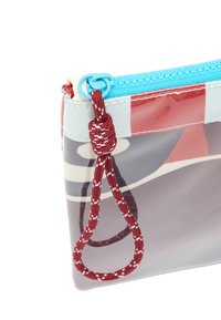 Przezroczysta wodoodporna saszetka o wielokolorowym abstrakcyjnym wzorze, z niebieskim suwakiem i plecioną czerwoną pętelką do łatwego noszenia.