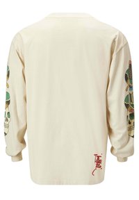 Cremfarbener Langarmshirt mit bunten Totenkopf-Grafiken an beiden Ärmeln und einem roten Design am Saum. Weiches, leichtes Baumwollmaterial.
