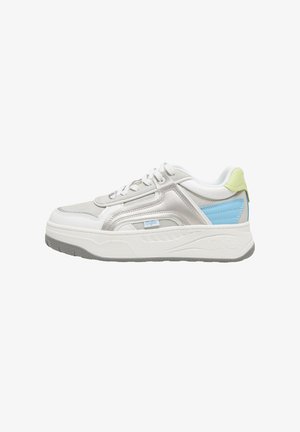 Witte en lichtgrijze sneaker met blauwe en gele accenten, dikke zool, vetersluiting en een merklabel aan de zijkant.