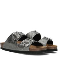Metalen zilveren sandalen met een gestructureerde afwerking, twee verstelbare banden met zilveren gespen en een kurken voetbed met een zwarte zool.