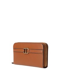 Portafoglio in pelle marrone con chiusura a zip, caratterizzato da un accento in metallo dorato e un dettaglio decorativo a fascia sulla parte frontale.