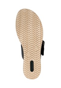 Schwarze Sandale mit einer strukturierten Gummisohle, die ein Fischgrätenmuster aufweist. Größe 37 auf der Sohle markiert. Markenname "remonte" sichtbar.