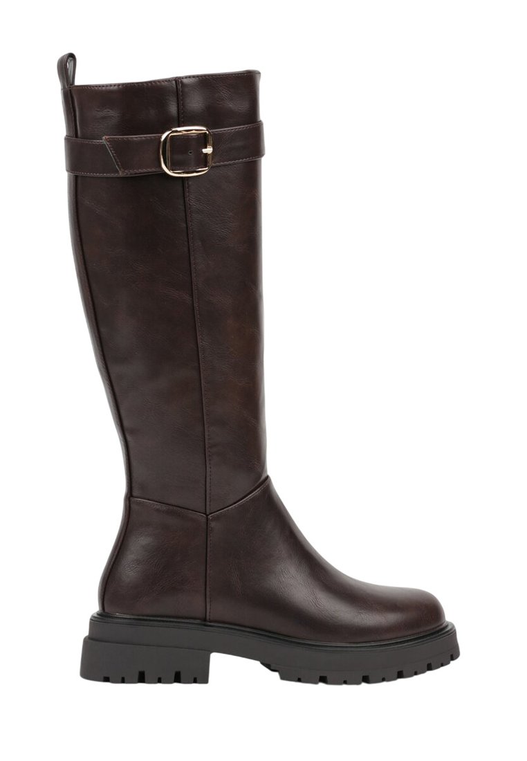 Botte en cuir marron jusqu'au genou avec un bout arrondi, semelle noire épaisse et accent de boucle métallique sur la tige. Texture lisse et design robuste.