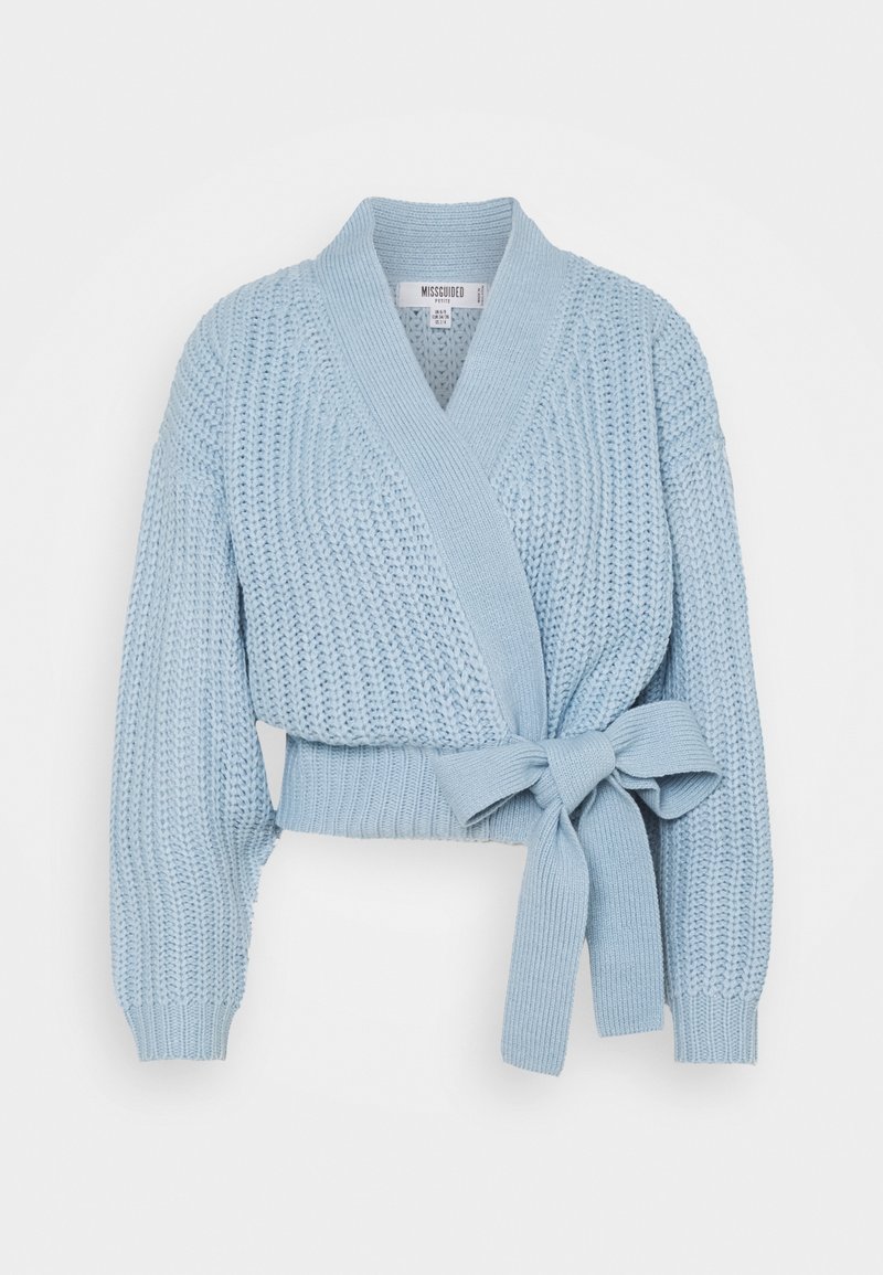 Cardigan tricoté bleu clair avec un design portefeuille, manches longues, et ceinture nouée à la taille. Tissu texturé avec des accents côtelés.